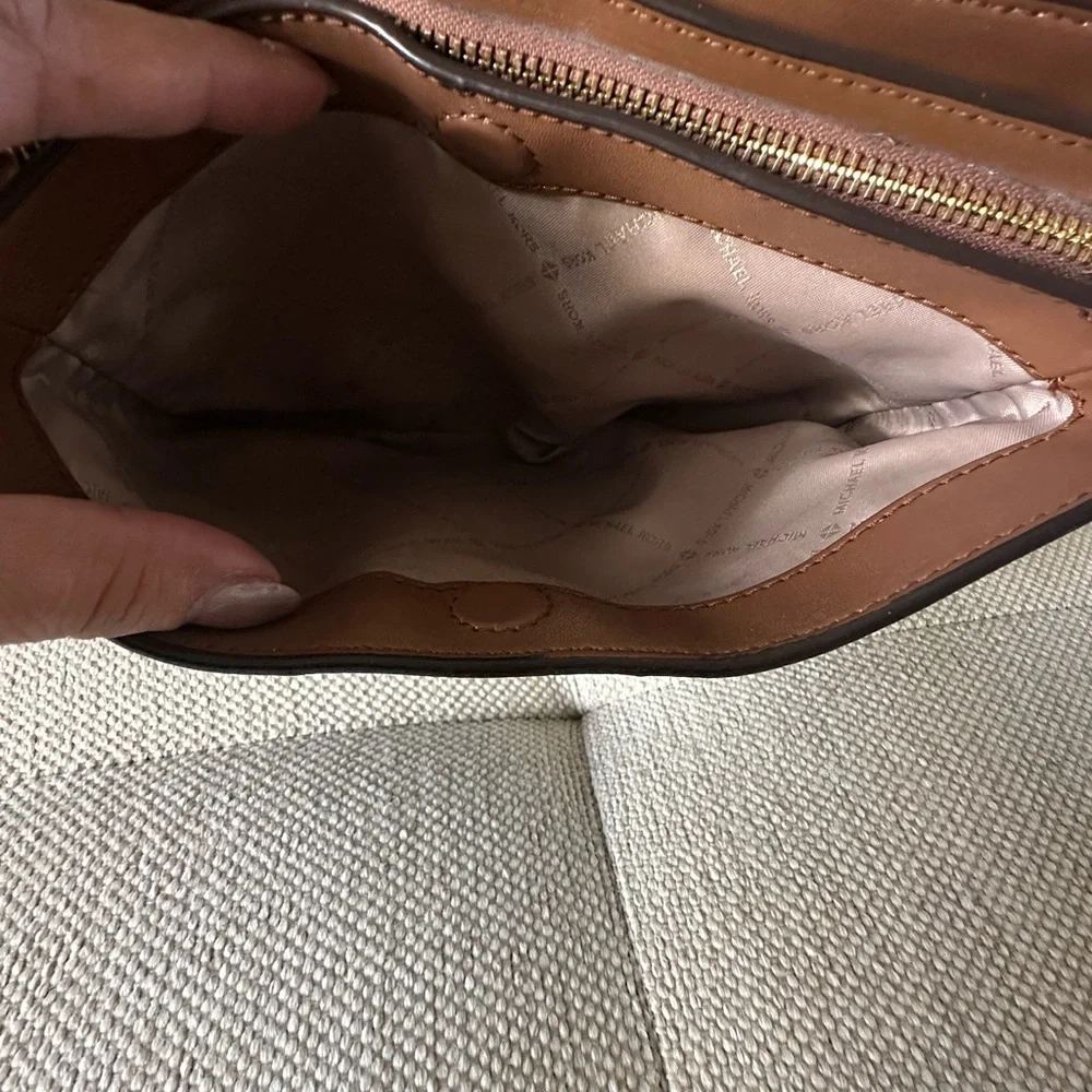 Michael Kors- Signature Crossbody Monogram Print - Picture 3 of 5